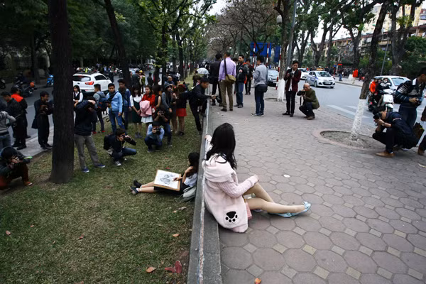 'Hot girl' Hà Nội đổ dồn về 'studio' Kim Mã, mùa cây thay lá ảnh 6