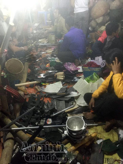 Biển người chen chân 'bán rủi, mua may' ở chợ Viềng lúc nửa đêm ảnh 6