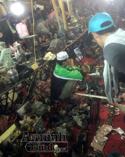 Biển người chen chân 'bán rủi, mua may' ở chợ Viềng lúc nửa đêm ảnh 10