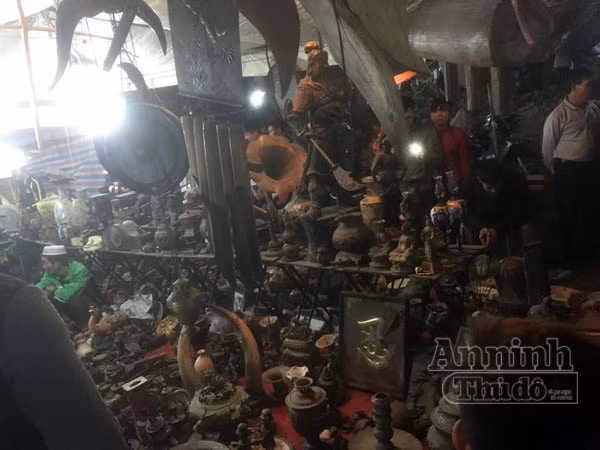 Biển người chen chân 'bán rủi, mua may' ở chợ Viềng lúc nửa đêm ảnh 7