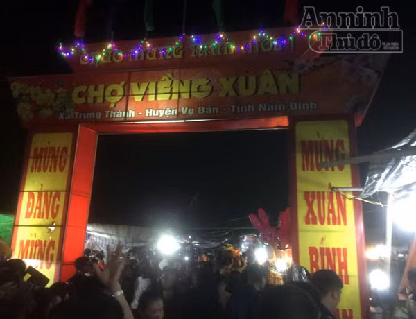 Biển người chen chân 'bán rủi, mua may' ở chợ Viềng lúc nửa đêm ảnh 1