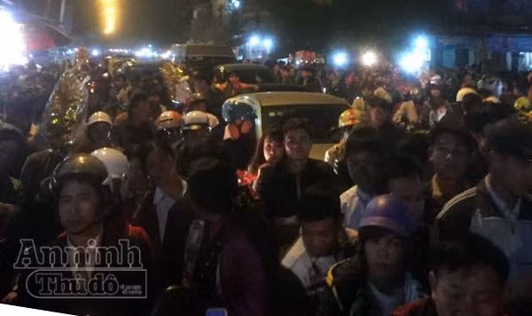 Biển người chen chân 'bán rủi, mua may' ở chợ Viềng lúc nửa đêm ảnh 3