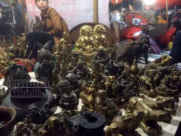 Biển người chen chân 'bán rủi, mua may' ở chợ Viềng lúc nửa đêm ảnh 8