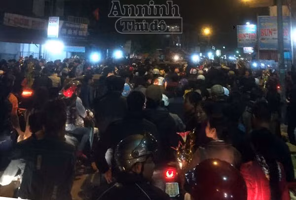 Biển người chen chân 'bán rủi, mua may' ở chợ Viềng lúc nửa đêm ảnh 4