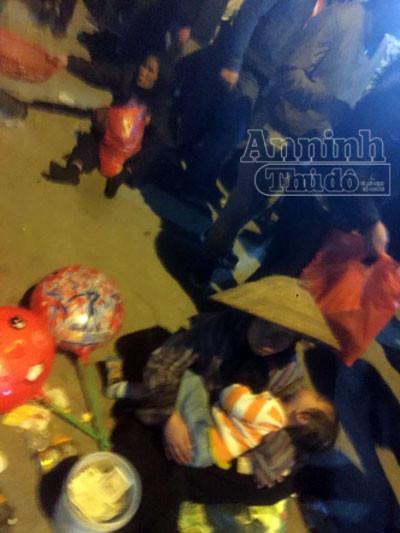 Biển người chen chân 'bán rủi, mua may' ở chợ Viềng lúc nửa đêm ảnh 9