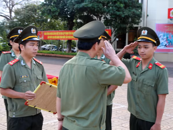 Nhặt được 11 triệu đồng, hai CBCS Công an tìm đến tận nhà, trao trả người đánh rơi ảnh 1