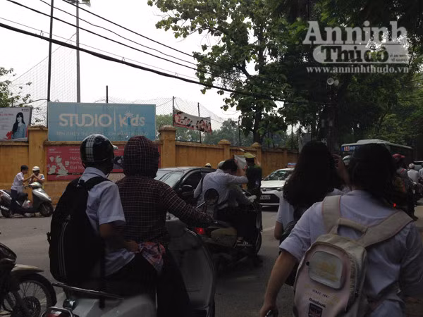 “Vội”, nhiều phụ huynh mặc thí sinh “đầu trần” cưỡi xe giữa phố ảnh 4