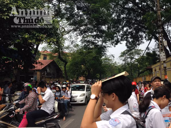 “Vội”, nhiều phụ huynh mặc thí sinh “đầu trần” cưỡi xe giữa phố ảnh 5