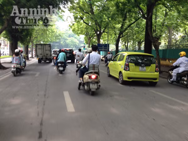 “Vội”, nhiều phụ huynh mặc thí sinh “đầu trần” cưỡi xe giữa phố ảnh 7