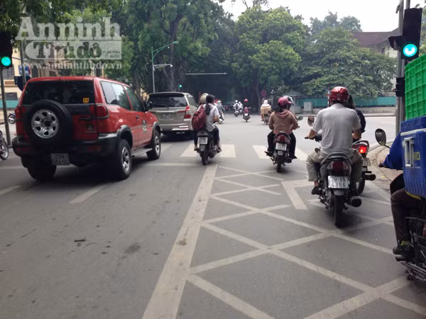 “Vội”, nhiều phụ huynh mặc thí sinh “đầu trần” cưỡi xe giữa phố ảnh 8