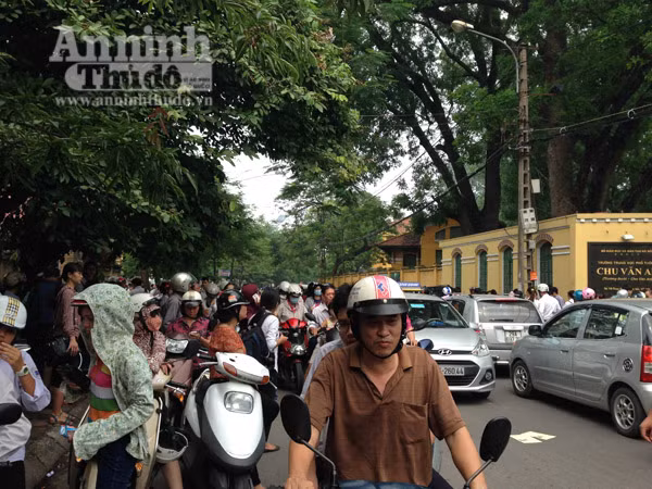 “Vội”, nhiều phụ huynh mặc thí sinh “đầu trần” cưỡi xe giữa phố ảnh 3