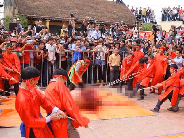 Người dân hò reo khi xem chém lợn ở Ném Thượng ảnh 12