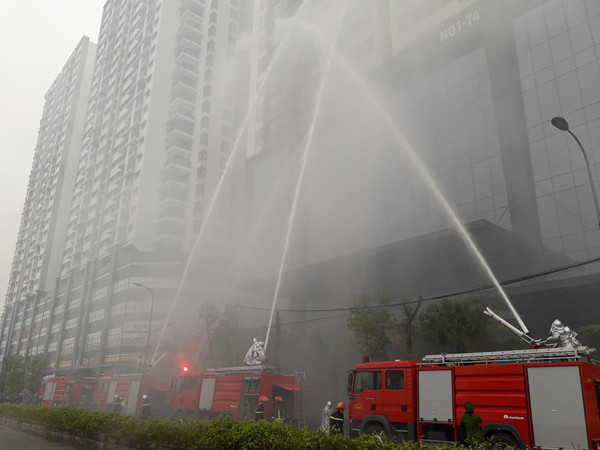 Diễn tập chữa cháy, cứu nạn người mắc kẹt trên tòa nhà cao tầng ở quận Bắc Từ Liêm ảnh 5 Diễn tập chữa cháy, cứu nạn người mắc kẹt trên tòa nhà cao tầng ở quận Bắc Từ Liêm ảnh 5