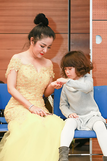 Thúy Nga "đọ dáng" cùng Hoài Linh ảnh 8