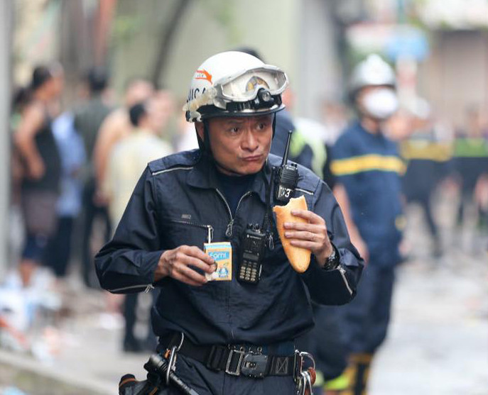 Xúc động những hình ảnh lính cứu hỏa sau khi chiến thắng "giặc" lửa ảnh 1