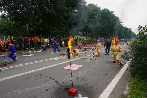14 đội chữa cháy cơ sở tranh tài cứu nạn, cứu hộ, dập lửa ảnh 7 14 đội chữa cháy cơ sở tranh tài cứu nạn, cứu hộ, dập lửa ảnh 7