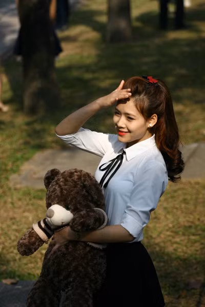 'Hot girl' Hà Nội đổ dồn về 'studio' Kim Mã, mùa cây thay lá ảnh 3