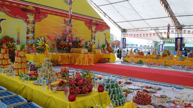 Hàng vạn người dự Đại lễ cầu siêu các nạn nhân tử vong vì TNGT ảnh 4 Công tác chuẩn bị cho Đại lễ diễn ra từ sáng sớm.