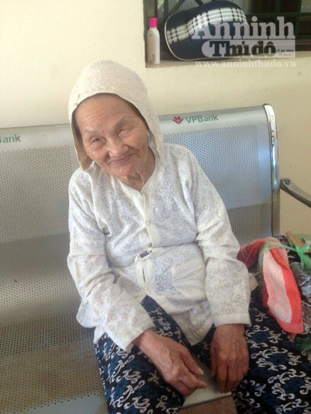 CSGT giúp đỡ cụ bà 93 tuổi đi lạc giữa cái nắng nóng nung người ảnh 2