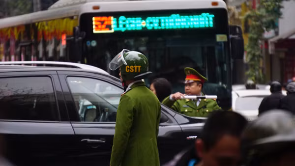 Phân luồng giao thông, đảm bảo an ninh trật tự ngày "Thần tài" ảnh 8