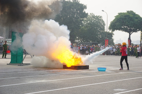 Những khoảnh khắc xử lý nhanh trong cuộc thi chữa cháy ảnh 4