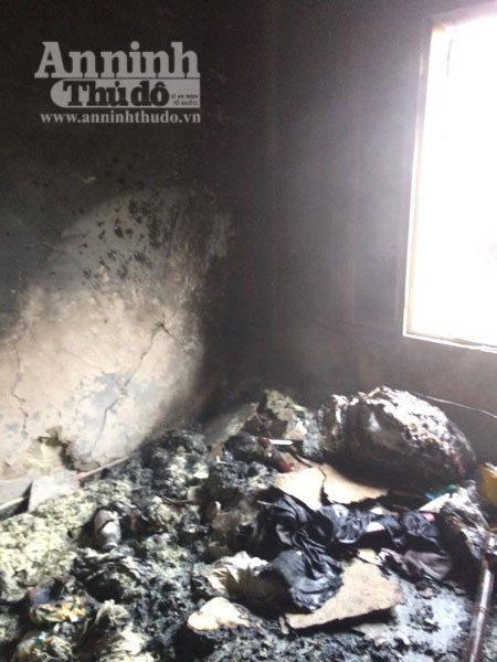 Cháy nhà trong ngõ đường Láng, CSCĐ "nhập cuộc" chữa cháy ảnh 2