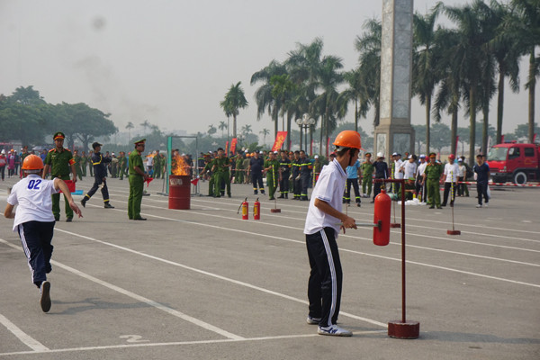Những khoảnh khắc xử lý nhanh trong cuộc thi chữa cháy ảnh 3