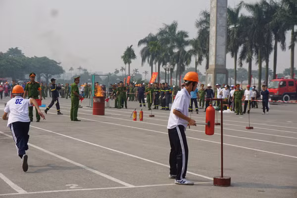 Những khoảnh khắc xử lý nhanh trong cuộc thi chữa cháy ảnh 3