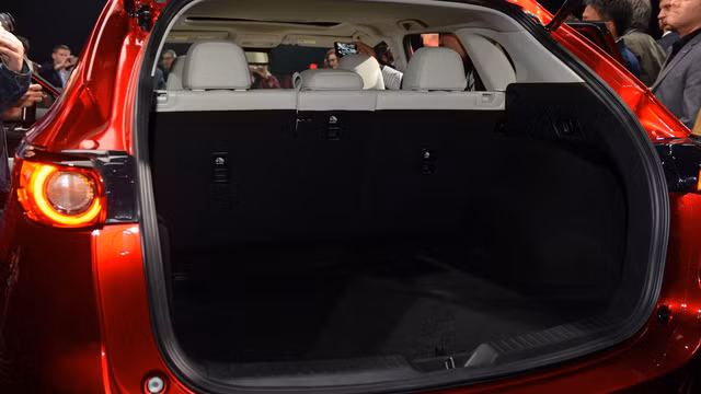  Hiện giá bán của Mazda CX-5 2017 vẫn chưa được công bố. Dự kiến, sau Mỹ, Mazda CX-5 thế hệ mới sẽ tiếp tục trình làng tại nhiều thị trường khác trên thế giới, trong đó có cả Việt Nam. 