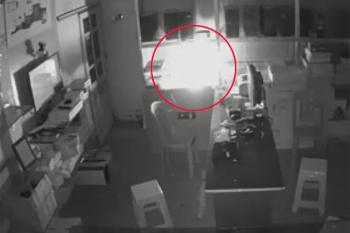 Nguy cơ gặp nạn do micro karaoke bất ngờ phát nổ ảnh 1