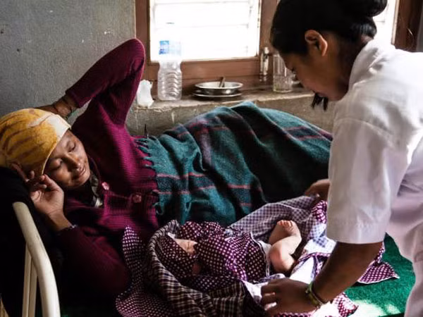 Thai phụ Nepal đào đất đá chui lên để… sinh con ảnh 1