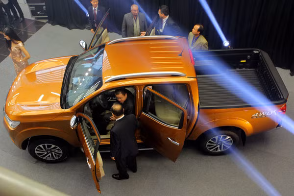 Nissan NP300 Navara ra mắt thị trường Việt Nam, giá từ 645 triệu đồng ảnh 1