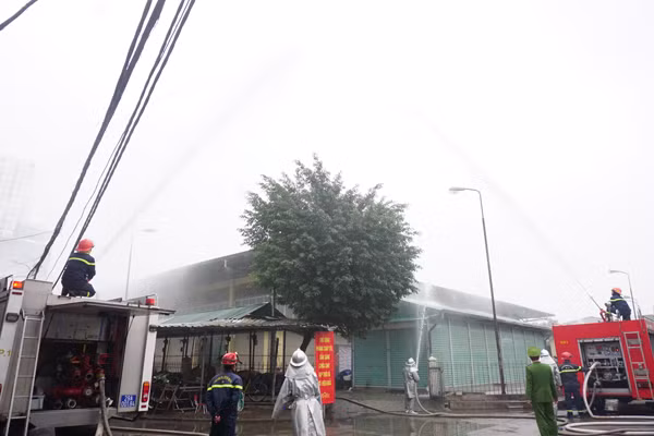 Diễn tập phòng cháy, chữa cháy và cứu nạn tại chợ Vĩnh Tuy ảnh 5 Diễn tập phòng cháy, chữa cháy và cứu nạn tại chợ Vĩnh Tuy ảnh 5