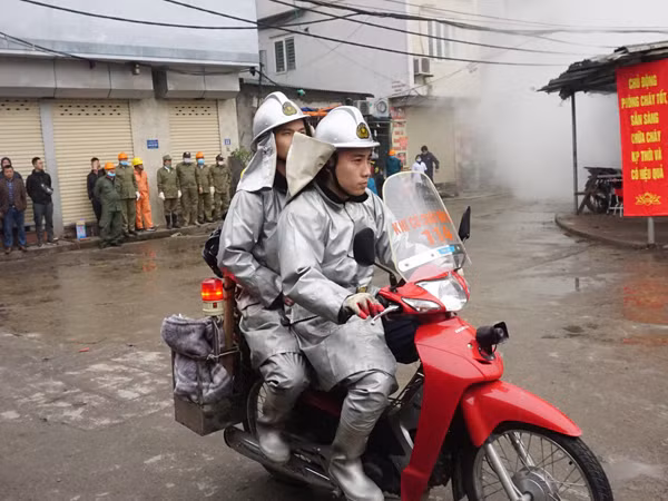 Diễn tập phòng cháy, chữa cháy và cứu nạn tại chợ Vĩnh Tuy ảnh 11 Diễn tập phòng cháy, chữa cháy và cứu nạn tại chợ Vĩnh Tuy ảnh 11