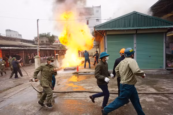 Diễn tập phòng cháy, chữa cháy và cứu nạn tại chợ Vĩnh Tuy ảnh 4 Diễn tập phòng cháy, chữa cháy và cứu nạn tại chợ Vĩnh Tuy ảnh 4