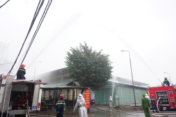 Diễn tập phòng cháy, chữa cháy và cứu nạn tại chợ Vĩnh Tuy ảnh 5