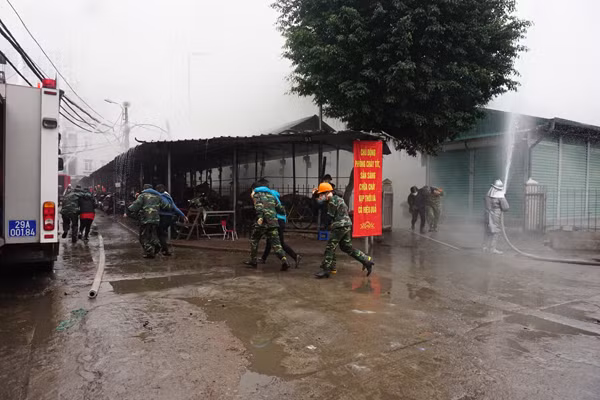 Diễn tập phòng cháy, chữa cháy và cứu nạn tại chợ Vĩnh Tuy ảnh 6 Diễn tập phòng cháy, chữa cháy và cứu nạn tại chợ Vĩnh Tuy ảnh 6