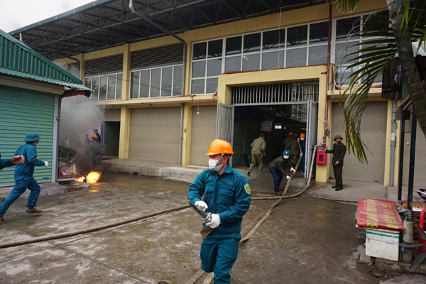Diễn tập phòng cháy, chữa cháy và cứu nạn tại chợ Vĩnh Tuy ảnh 9