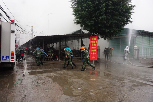 Diễn tập phòng cháy, chữa cháy và cứu nạn tại chợ Vĩnh Tuy ảnh 6