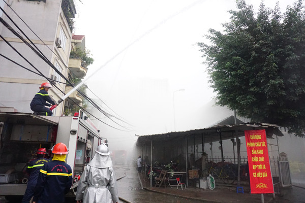 Diễn tập phòng cháy, chữa cháy và cứu nạn tại chợ Vĩnh Tuy ảnh 3