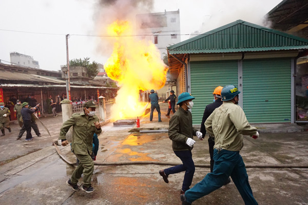 Diễn tập phòng cháy, chữa cháy và cứu nạn tại chợ Vĩnh Tuy ảnh 4