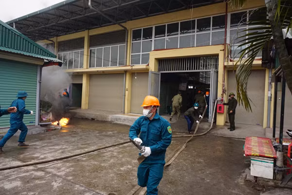 Diễn tập phòng cháy, chữa cháy và cứu nạn tại chợ Vĩnh Tuy ảnh 9 Diễn tập phòng cháy, chữa cháy và cứu nạn tại chợ Vĩnh Tuy ảnh 9