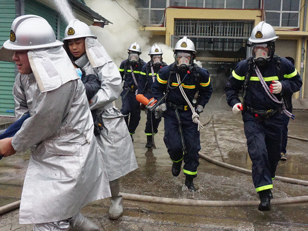 Diễn tập phòng cháy, chữa cháy và cứu nạn tại chợ Vĩnh Tuy ảnh 8