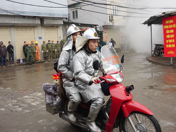Diễn tập phòng cháy, chữa cháy và cứu nạn tại chợ Vĩnh Tuy ảnh 11