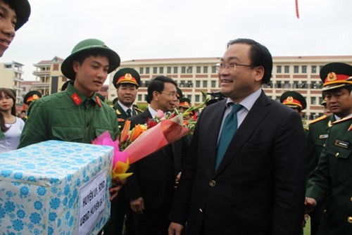 Tuổi trẻ Thủ đô náo nức lên đường thực hiện nghĩa vụ thiêng liêng với Tổ quốc ảnh 2