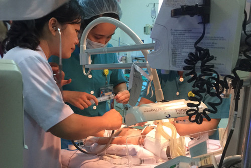 Bộ trưởng Bộ Y tế yêu cầu tập trung cứu chữa bệnh nhi 11 ngày tuổi ảnh 1