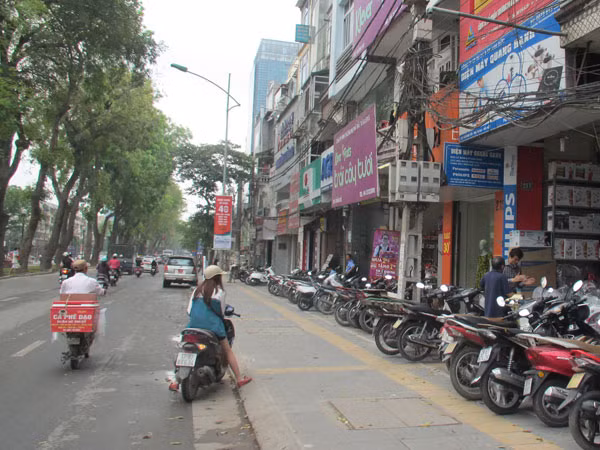Nhiều người dân tự tháo dỡ mái che, mái vẩy sai quy định ảnh 1