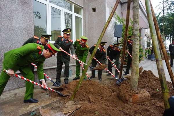 Công an Hà Nội trồng cây xanh bảo vệ môi trường ảnh 1