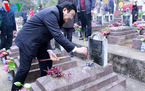 Chủ tịch nước dâng hương tưởng nhớ liệt sĩ bảo vệ biên giới phía Bắc ảnh 2