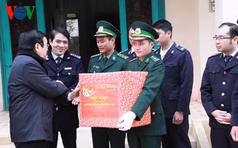 Chủ tịch nước dâng hương tưởng nhớ liệt sĩ bảo vệ biên giới phía Bắc ảnh 4